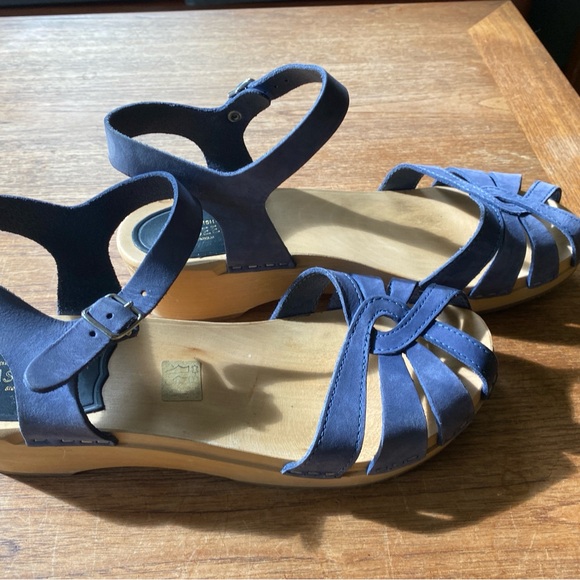 Elegant Blue Suede Sandals - Picture 8 of 10